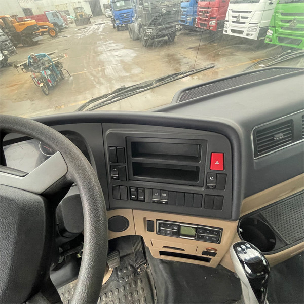 HOWO 6x4 volquete blanco detalle 7