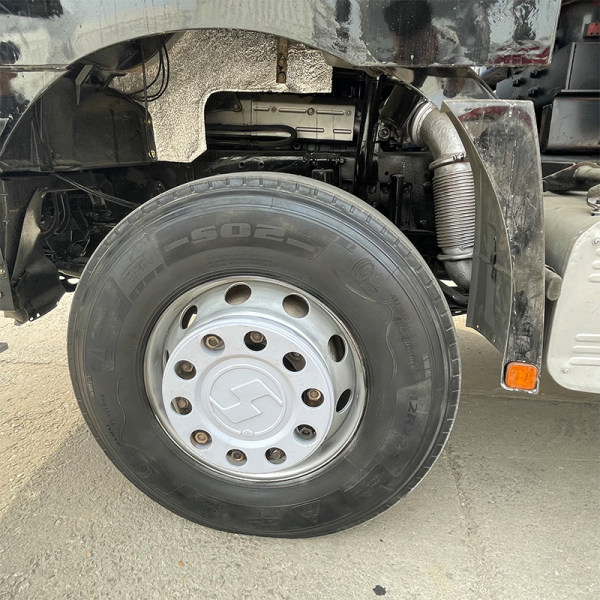 Shacman 6x4 volquete gris detalles 9