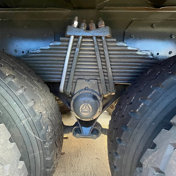 Camión volquete azul HOWO 6x4 U detalle 10