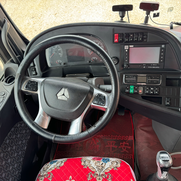 Detalle del remolque blanco 6x4 de Sinotruk 3