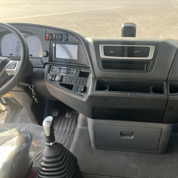 Detalle del remolque blanco 6x4 Sinotruk 2