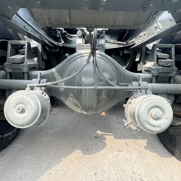 Detalles 2 del camión tractor blanco Hongyan 6x4
