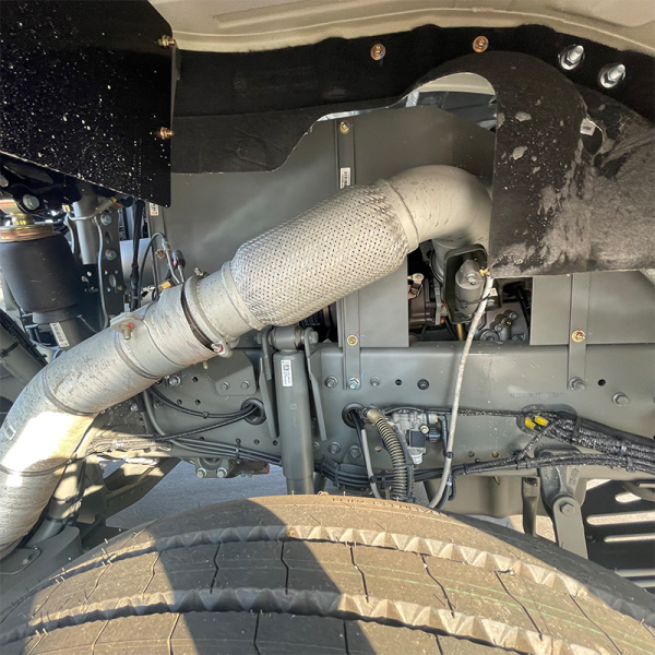 Detalles del camión tractor blanco HOWO 4x24