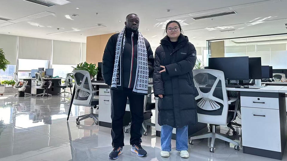 Cliente de Camerún visitó la fábrica para comprar un nuevo camión cisterna pesado Howo 8x4