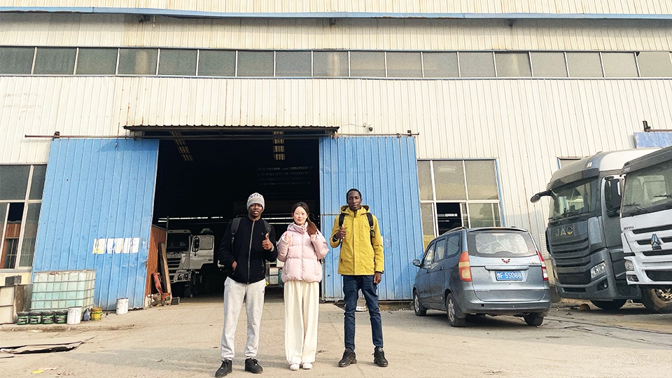 Clientes de Burkina Faso visitaron Aorun para adquirir el camión tractor Shacman X3000.