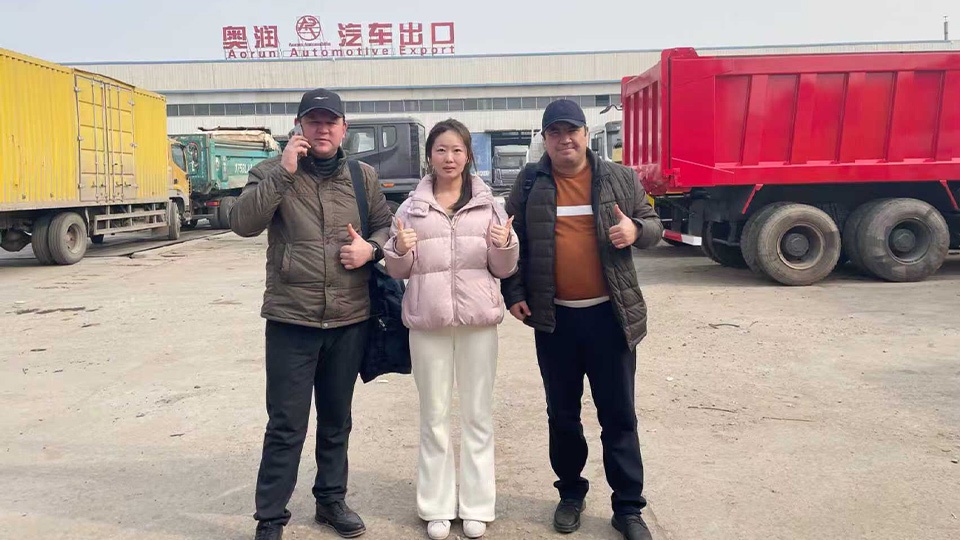 Un cliente en Uzbekistán compró un tractor Howo T7H de 430HP.