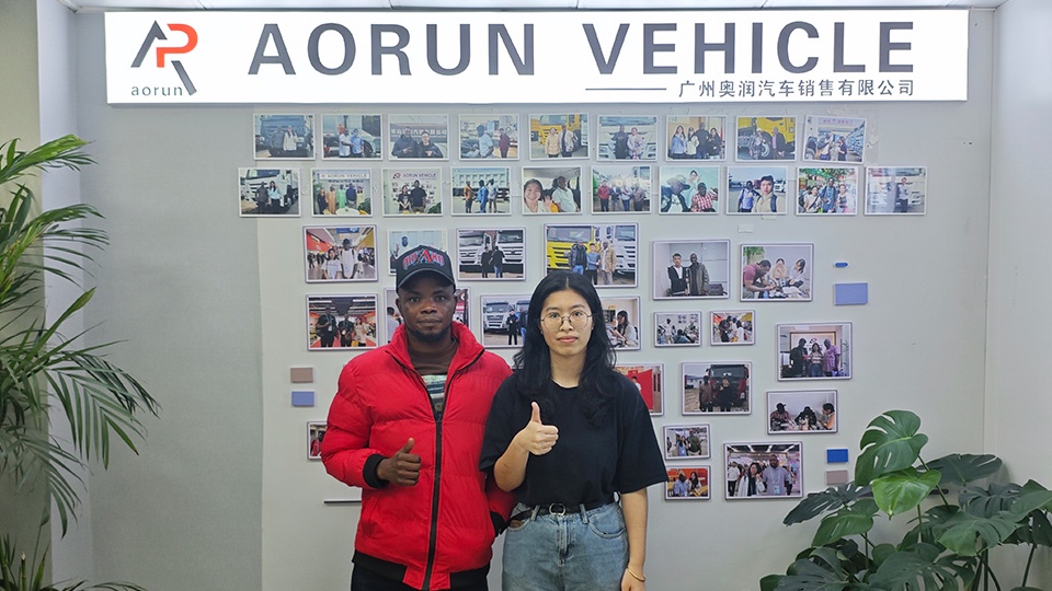 Clientes nigerianos visitan un semirremolque de plataforma baja de tres ejes. Clientes nigerianos visitan un semirremolque de plataforma baja de tres ejes.