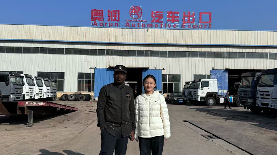 Los clientes de Malawi presencian el nacimiento del Howo 371HP «completamente renovado» de Aurun. Los clientes de Malawi presencian el nacimiento del Howo 371HP «completamente renovado» de Aurun.