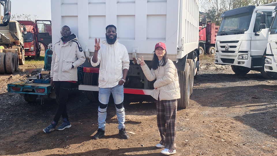 Un cliente ruandés compra un camión cisterna Howo 6x4. Un cliente ruandés compra un camión cisterna Howo 6x4.