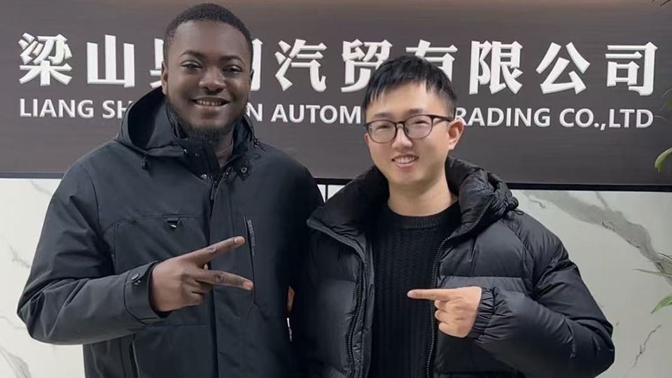 Clientes Somalís Visitan Aorun para el Remolque de Plataforma Baja de 3 Ejes Clientes Somalís Visitan Aorun para el Remolque de Plataforma Baja de 3 Ejes