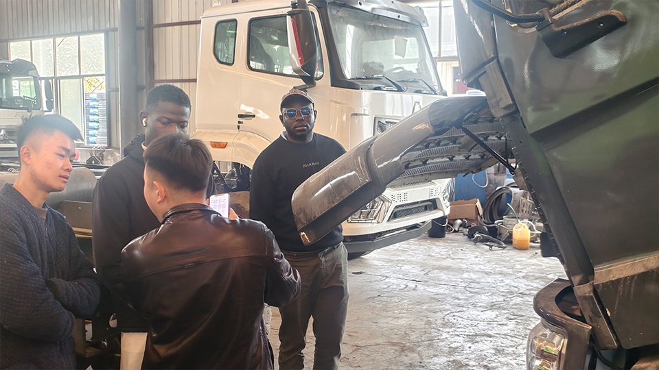 Clientes de Burundi inspeccionan los tractocamiones pesados Hohan Clientes de Burundi inspeccionan los tractocamiones pesados Hohan