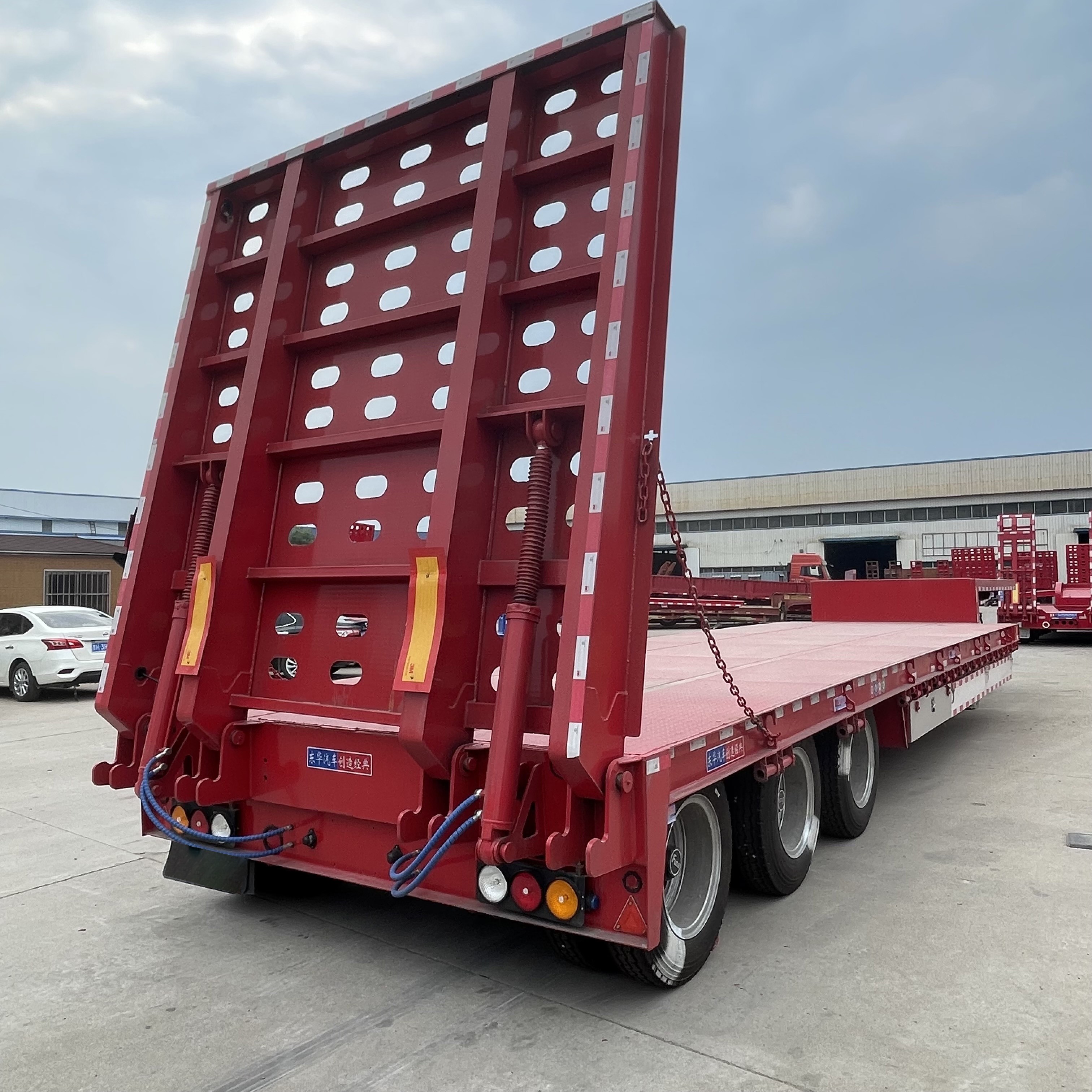 Semi-remolque de plataforma baja de 3 ejes y 80 toneladas