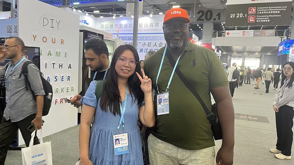 Un cliente de Senegal visitó nuestra oficina en Guangzhou para inspeccionar el semirremolque pesado de estacas de 4 ejes Aorun.