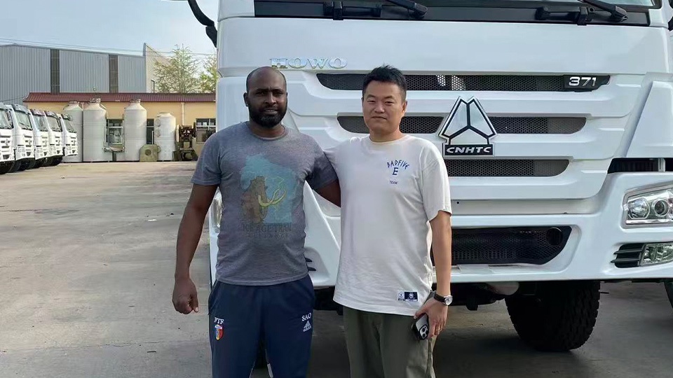 Clientes de Congo-Brazzaville visitan la fábrica de Aorun | Pedido de remolques de plataforma de 3 ejes personalizados Clientes de Congo-Brazzaville visitan la fábrica de Aorun | Pedido de remolques de plataforma de 3 ejes personalizados