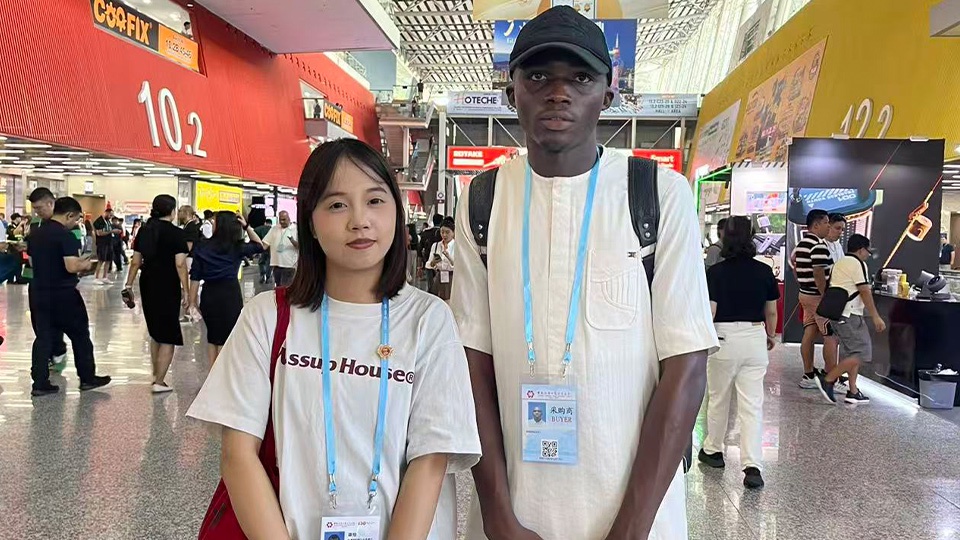 Cliente de Mozambique visita la oficina de Aorun en Guangzhou | Solicita un camión cisterna HOWO 6x4 de 20,000L (400HP)