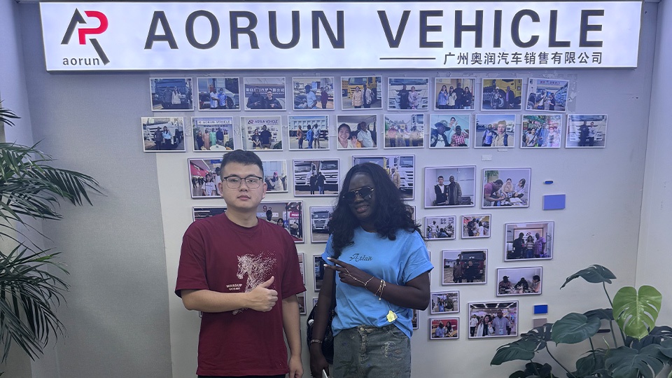 Cliente senegalés visita la oficina de Aorun en Guangzhou | Tráiler de plataforma con cuello de cisne personalizado de 3 ejes