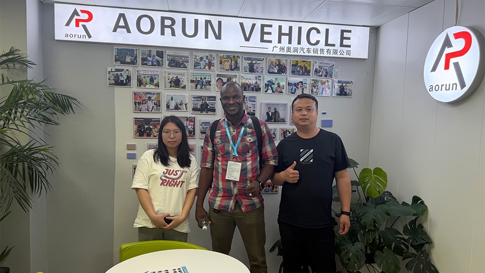Cliente de Mali visita la oficina de Aorun en Guangzhou | Semirremolque de barandilla personalizado de 3 ejes