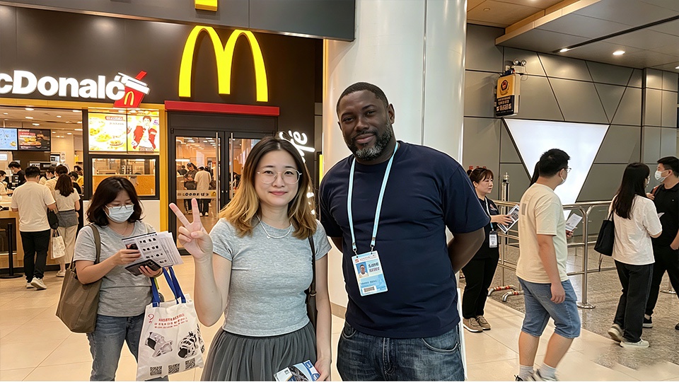 Cliente de la Feria de Guangzhou visita la fábrica de Aorun: camiones volquete HOWO TX 8x4 personalizados de 400HP para Tanzania