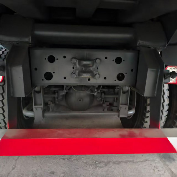 HOWO TX 8x4 volquete blanco detalles 2