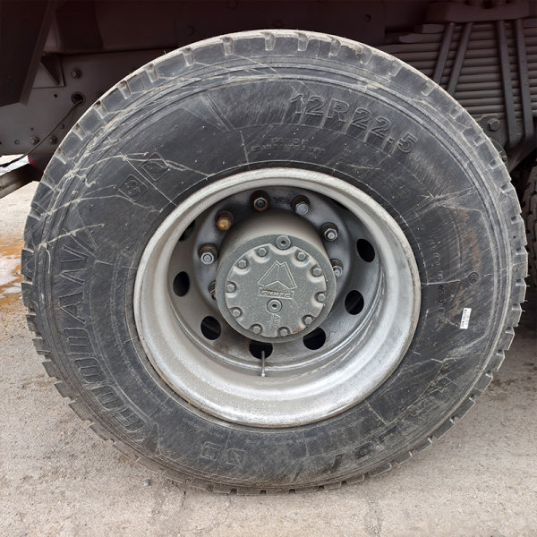 HOWO 8x4 volquete naranja detalle 5