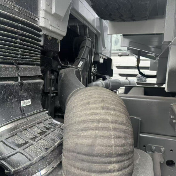 HOWO 6x4 volquete blanco detalle 4