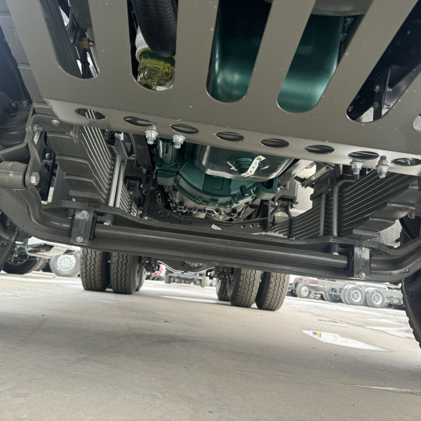HOWO 6x4 volquete blanco detalle 5