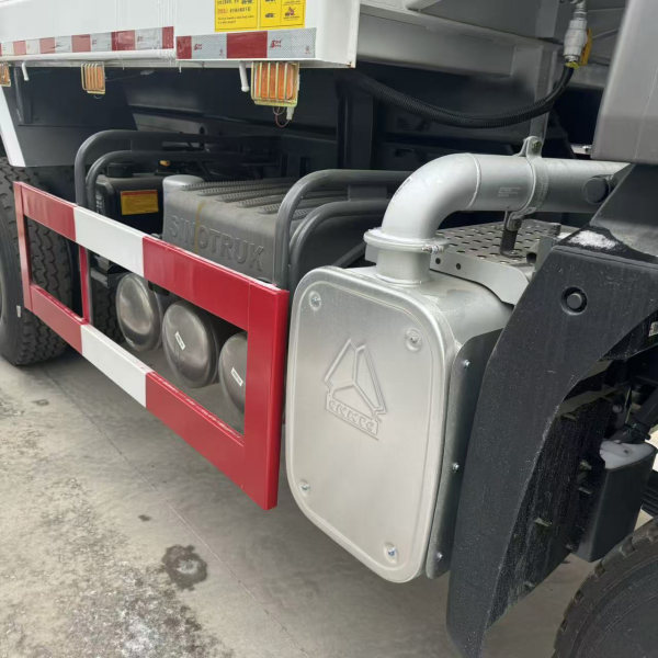 HOWO 6x4 volquete blanco detalle 7
