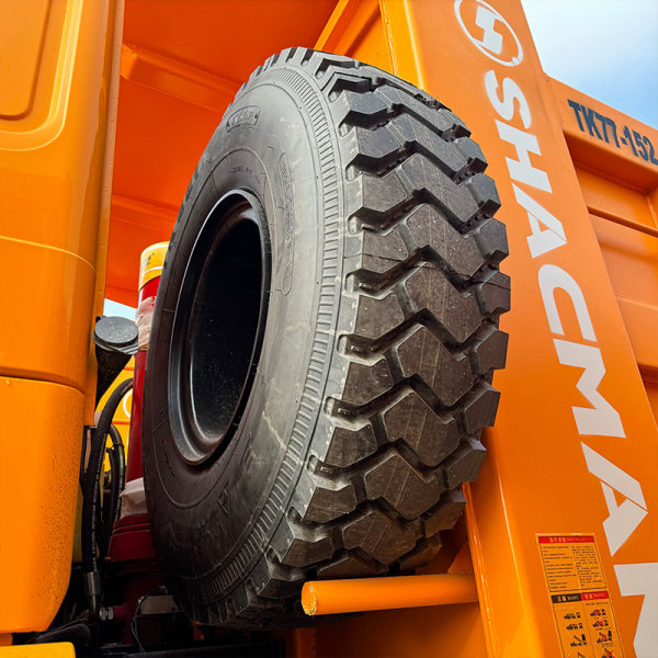 Shacman 6x6 volquete amarillo detalle 5