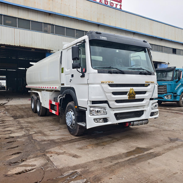 Camión cisterna Sitrak 6x4 blanco imagen principal 2