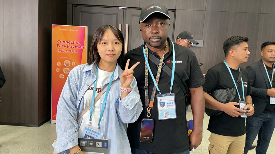 Los clientes de Mali visitan la fábrica de Aorun: la grúa montada sobre camión HOWO 371 HP 6x4 redefine la maquinaria de ingeniería versátil.