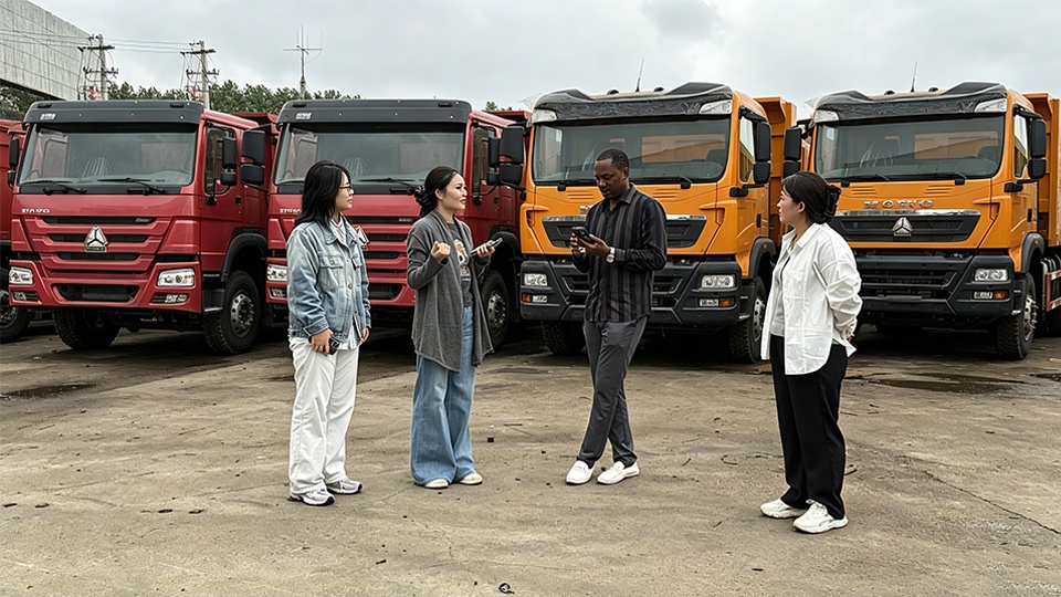 Clientes de Burkina Faso visitan Aorun para inspeccionar el camión volquete HOWO 8x4