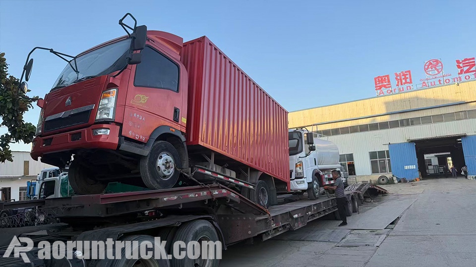 Camiones caja y camiones cisterna de riego HOWO 4x2 enviados a Bolivia