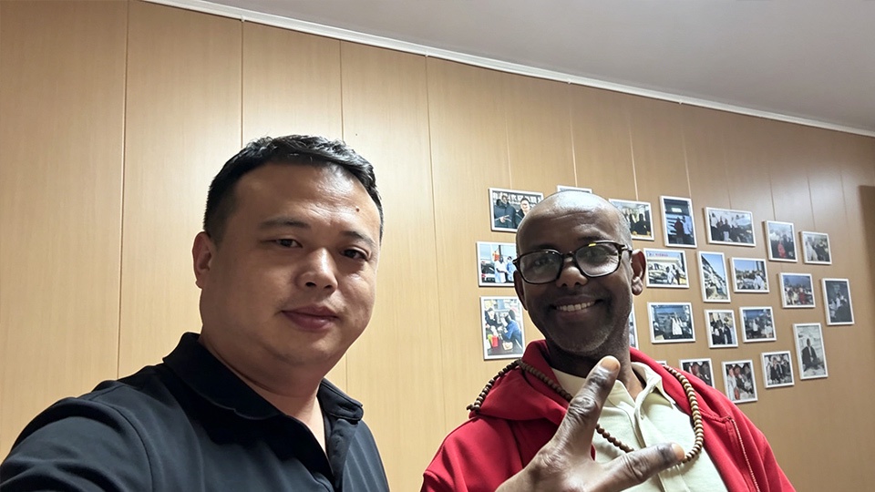 Clientes de Guinea visitan la oficina de Aorun en Yiwu, realizando un recorrido en video en directo por la base de Liangshan para inspeccionar de cerca y seleccionar camiones tractores Haohan.
