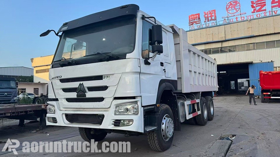 Camión volquete 6x4 de 371 hp