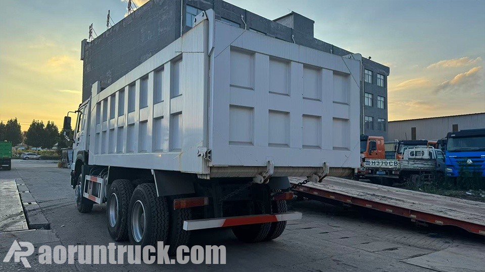Camión volquete 6x4 de 371 hp usado