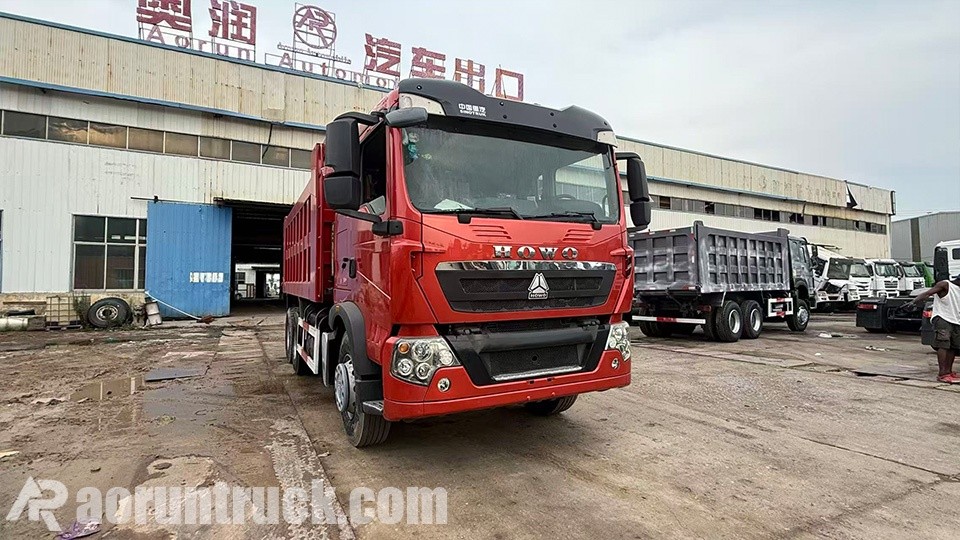 Delegación minera de Ghana inspecciona camiones volquete Sinotruk HOWO TX 6x4 durante su visita a la fábrica exportador de camiones volquete