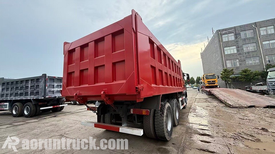 Delegación minera de Ghana inspecciona camiones volquete Sinotruk HOWO TX 6x4 durante su visita a la fábrica fábrica de camiones volquete
