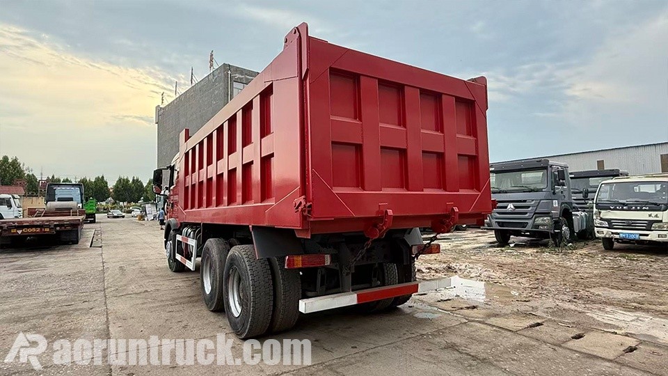 Delegación minera de Ghana inspecciona camiones volquete Sinotruk HOWO TX 6x4 durante su visita a la fábrica camión volquete 6x4 directo de China