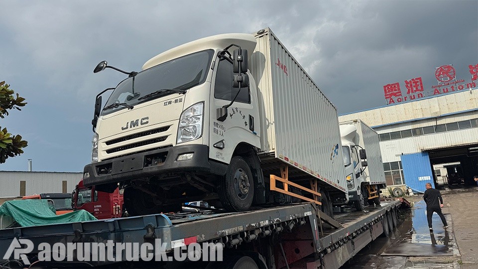 Despacho de un lote de camiones de carga tipo furgón JAC 4x2 a Chad 1