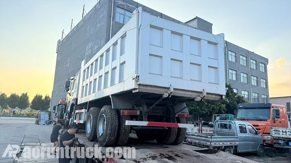1 unidad de camión volquete Sinotruk HOWO y 1 unidad de camión tractor enviados a través del puerto de Sudán 1