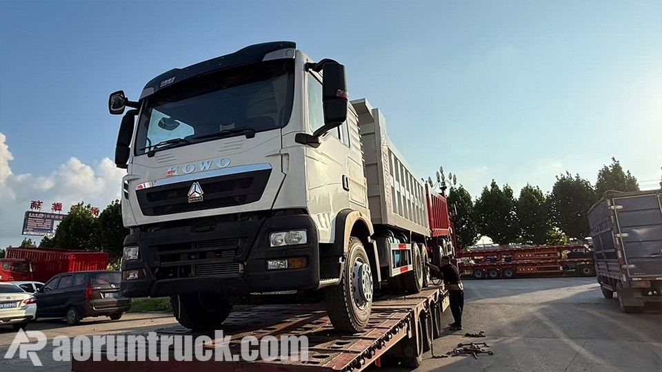 Envío de dos modelos a Botsuana: 1 unidad SINOTRUK HOWO TX 6x4 y 1 unidad Hohan 6x4 de camión volquete entregadas