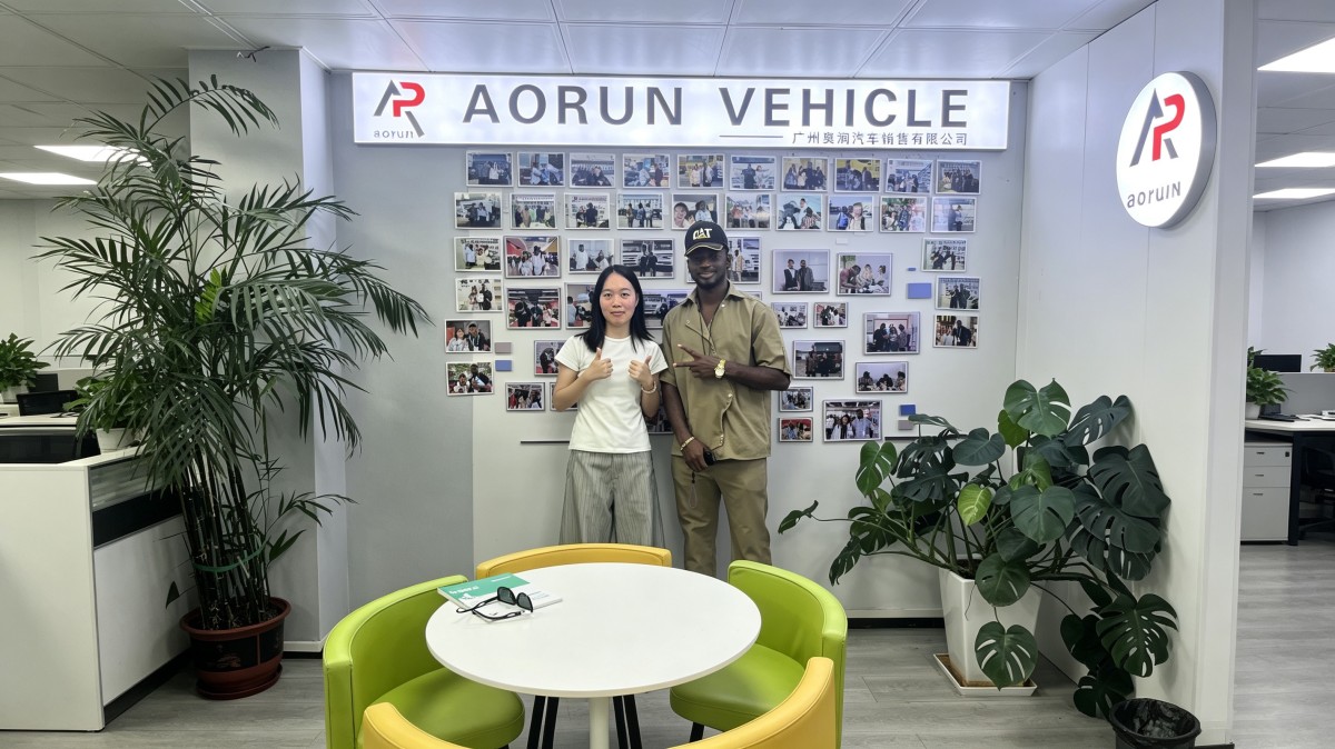 Cliente de Guinea visita la oficina de Aorun en Guangzhou para negociar el pedido de volquetes SINOTRUK HOWO 6x4 fabricante de volquetes 6x4 Aorun