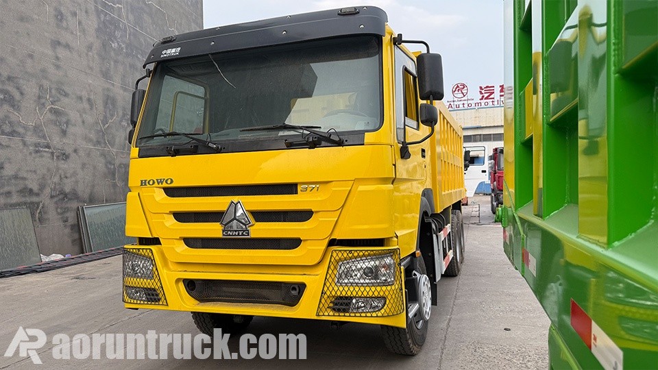 Cliente de Guinea visita la oficina de Aorun en Guangzhou para negociar el pedido de volquetes SINOTRUK HOWO 6x4 precio de exportación de volquete HOWO 6x4 a Guinea