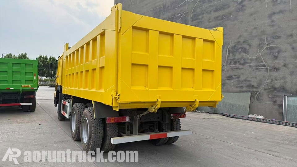 Cliente de Guinea visita la oficina de Aorun en Guangzhou para negociar el pedido de volquetes SINOTRUK HOWO 6x4 volquete de 371HP directo desde China