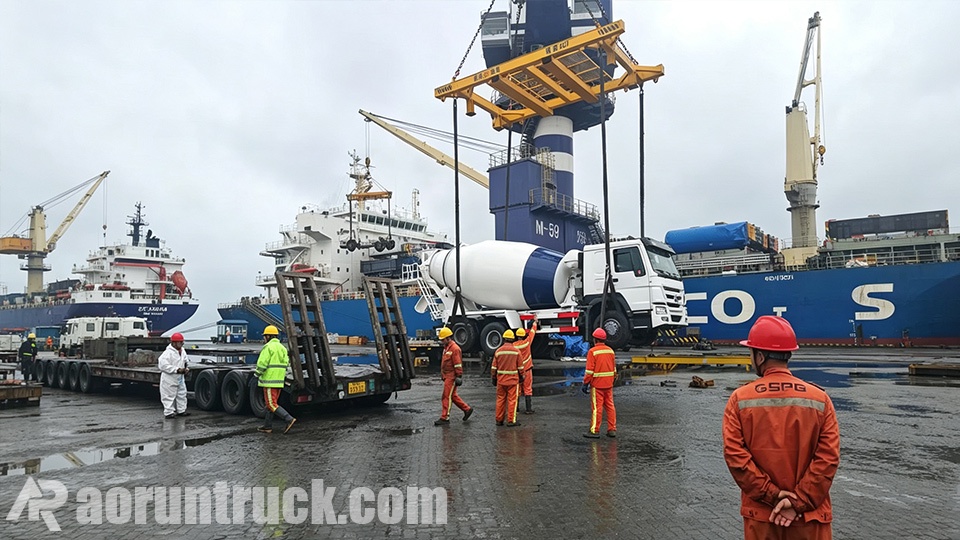 Camión hormigonera SINOTRUK HOWO cargado en el puerto de Tianjin para su envío a Yibuti Camión hormigonera SINOTRUK HOWO cargado en el puerto de Tianjin para su envío a Yibuti