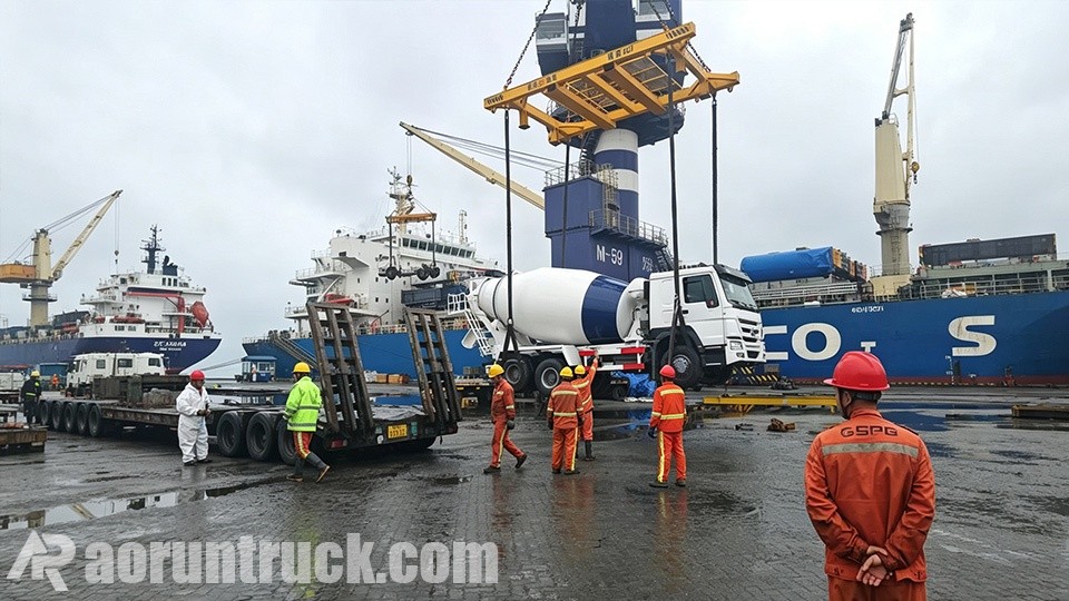 Camión hormigonera SINOTRUK HOWO cargado en el puerto de Tianjin para su envío a Yibuti