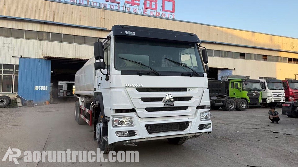 Delegación pakistaní visita la oficina de Guangzhou para negociar el contrato de suministro de camiones cisterna ligeros SINOTRUK HOWO 4x2