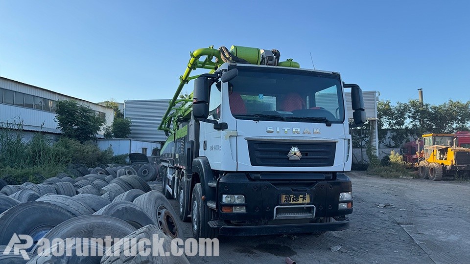 Fabricante de bombas de hormigón con pluma 8x4 Cliente de Malí firma el contrato y paga el depósito por una bomba de hormigón con pluma SINOTRUK SITRAK 8x4 tras la auditoría de fábrica