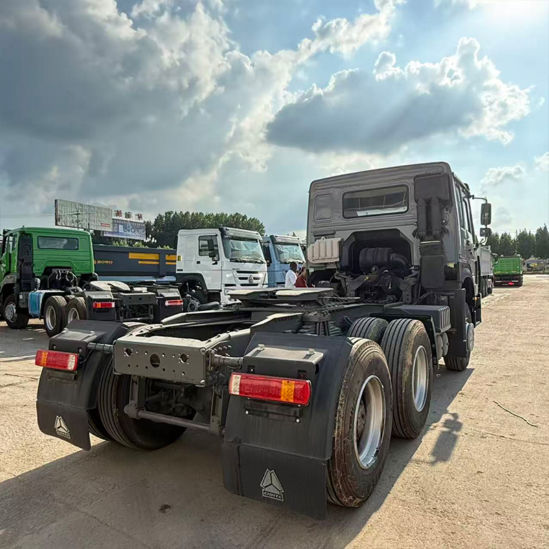 Camión tractor SINOTRUK HOWO 6x4 de frontal clásico