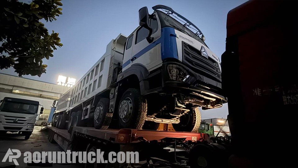 Dos camiones volquete Sinotruk Howo-Hohan 8x4 enviados a Madagascar.